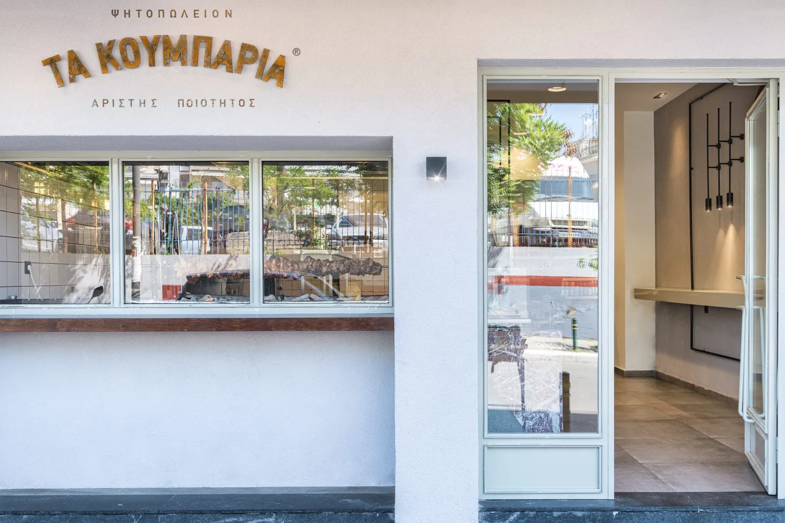 Σχεδιασμός και κατασκευή καταστήματος γρήγορης εστίασης 85 τ.μ. στις Συκιές Θεσσαλονίκης — αρχιτεκτονική επίβλεψη RCON 2023